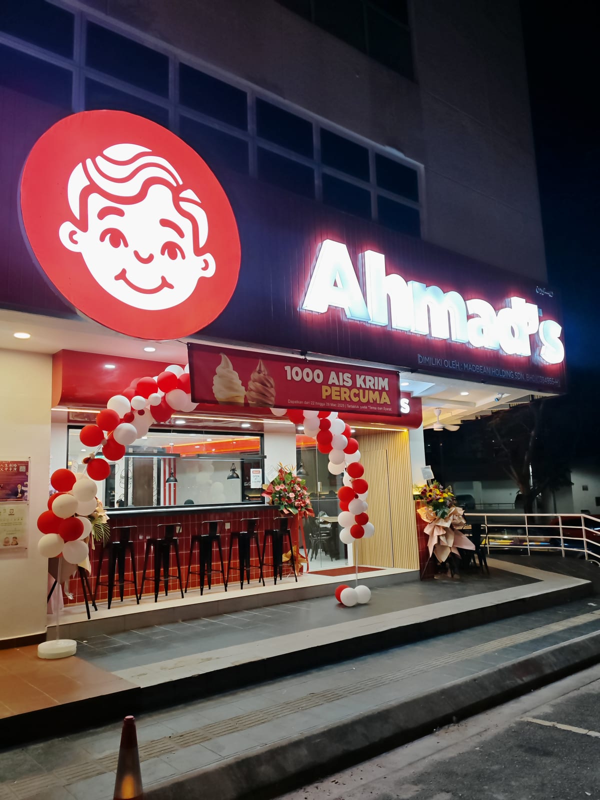 Hadapan restoran Ahmads yang diterangi lampu pada waktu malam untuk Ahmads Cyberjaya — fotografi projek