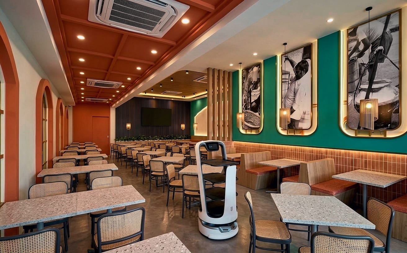 Ruang makan bistro dengan gerbang berwarna hangat dan susunan meja untuk Kay Bistro - Puchong — visual reka bentuk