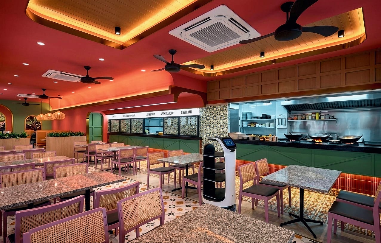 Ruang makan bistro dengan dinding merah dan pencahayaan siling hangat untuk Nass One Bistro - Seremban — visual reka bentuk