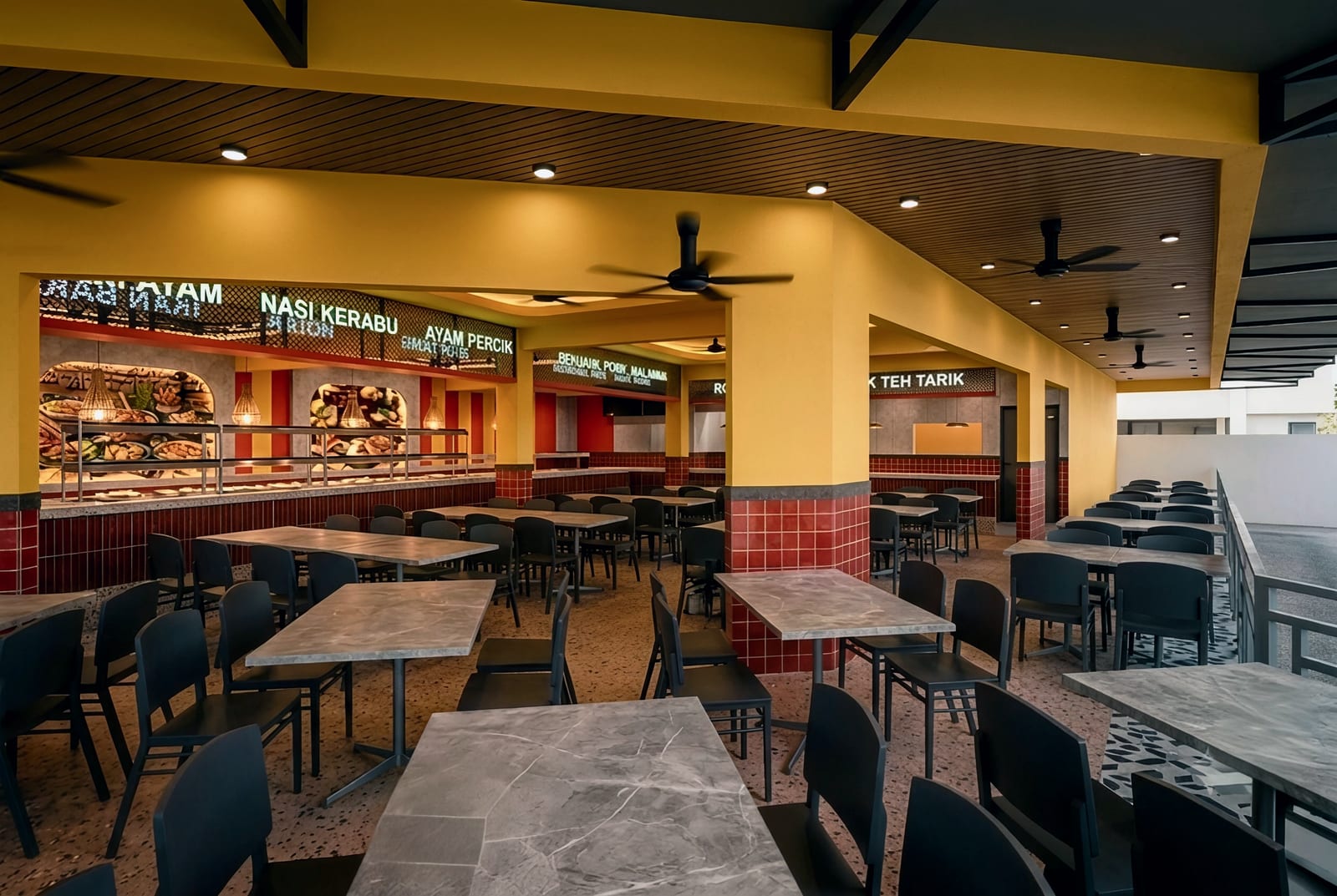 Ruang restoran dengan elemen struktur kuning dan susunan meja untuk Restoran Puchong — visual reka bentuk