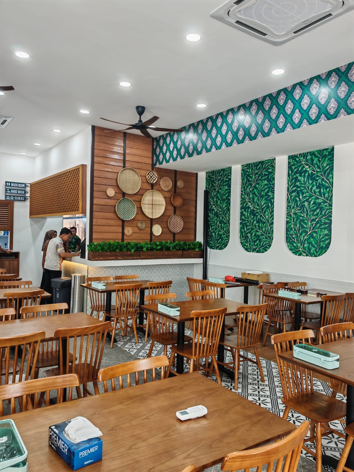 Ruang makan restoran dengan perabot kayu dan panel dinding hiasan hijau untuk Warong Din - Alam Damai — fotografi projek